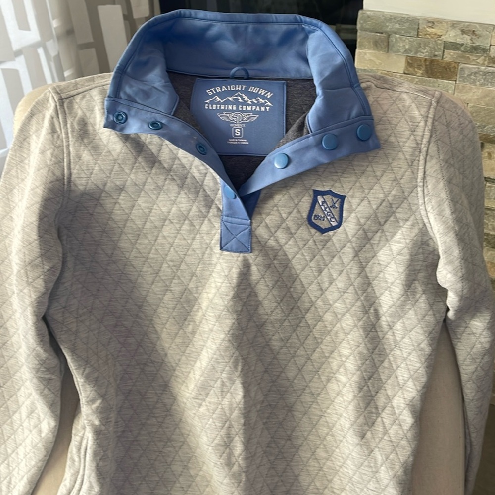 Straight Down pullover golf insignia